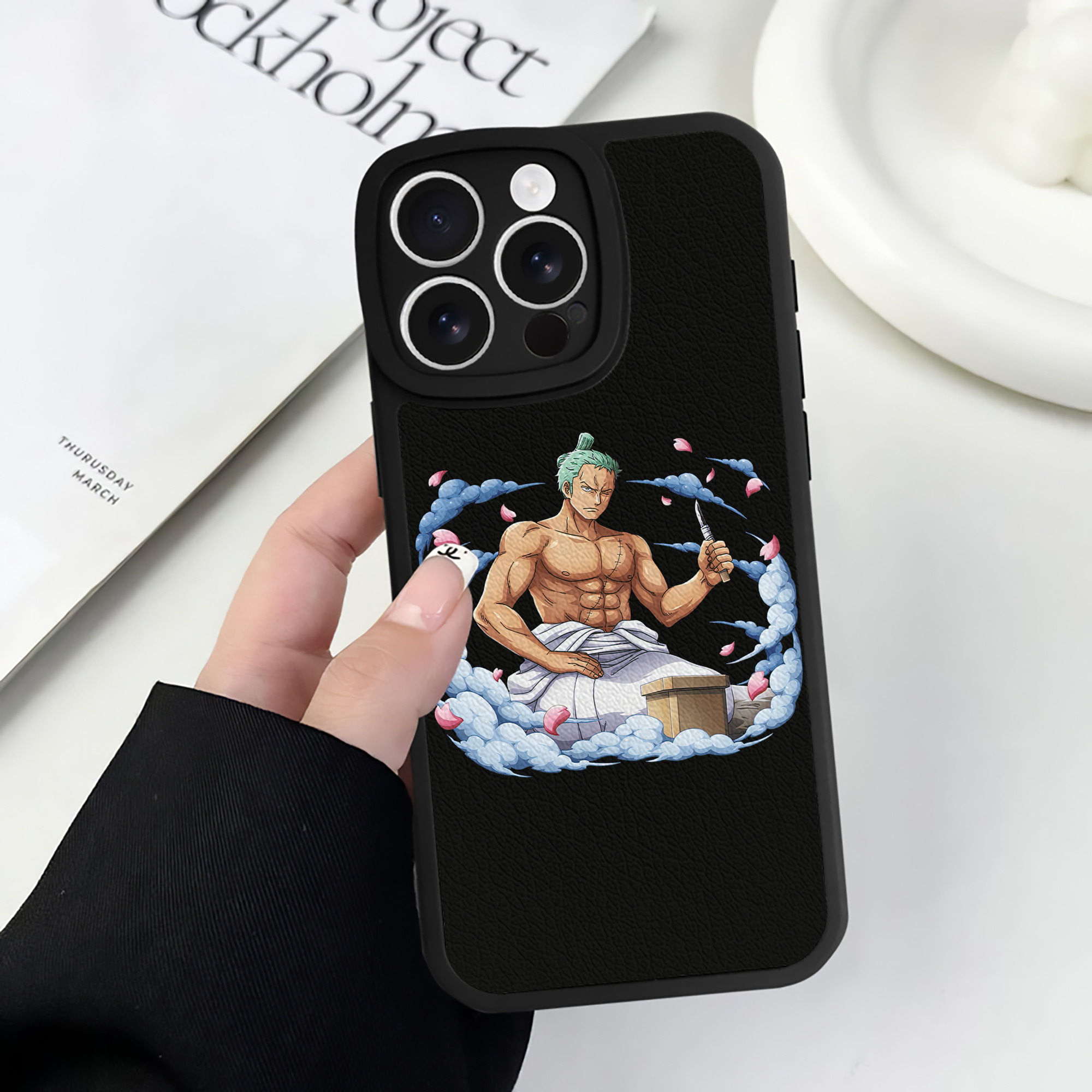 ワンピース ロロノア・ゾロ ONE PIECE Roronoa Zoro 【iPhone 16シリーズ対応】シリコンスマホケース（レザー調） 材質：シリコン